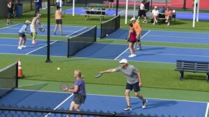 Pickleball còn là một hoạt động giải trí tuyệt vời, giúp gắn kết bạn bè và gia đình