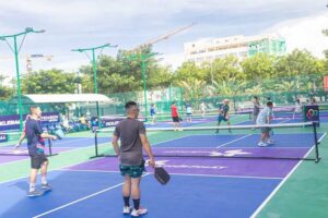 Pickleball nội dung đôi có 2 người chơi, người đạt 11 điểm trước với cách biệt 2 bàn sẽ thắng